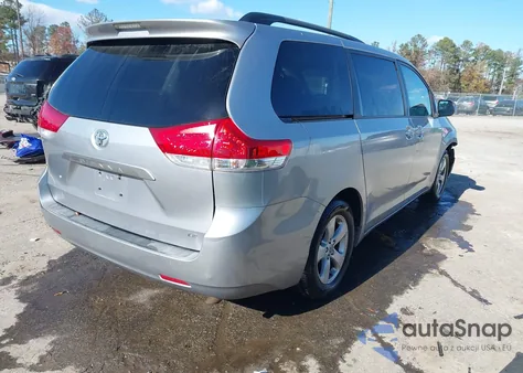 2012 Toyota Sienna Le V6 8 Passenger z USA, uszkodzony, nr VIN 5TDKK3DC1CS222881